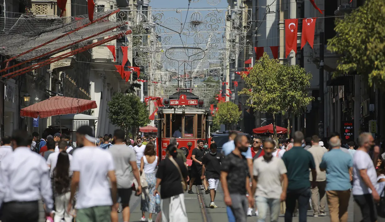 Orang-orang berjalan di sepanjang Jalan Istiklal, jalan perbelanjaan utama di Istanbul, Selasa (27/7/2021). Turki telah mencatat lebih dari 15.000 kasus virus corona baru, karena jumlah infeksi yang terus meningkat. (AP Photo/Mucahid Yapici)