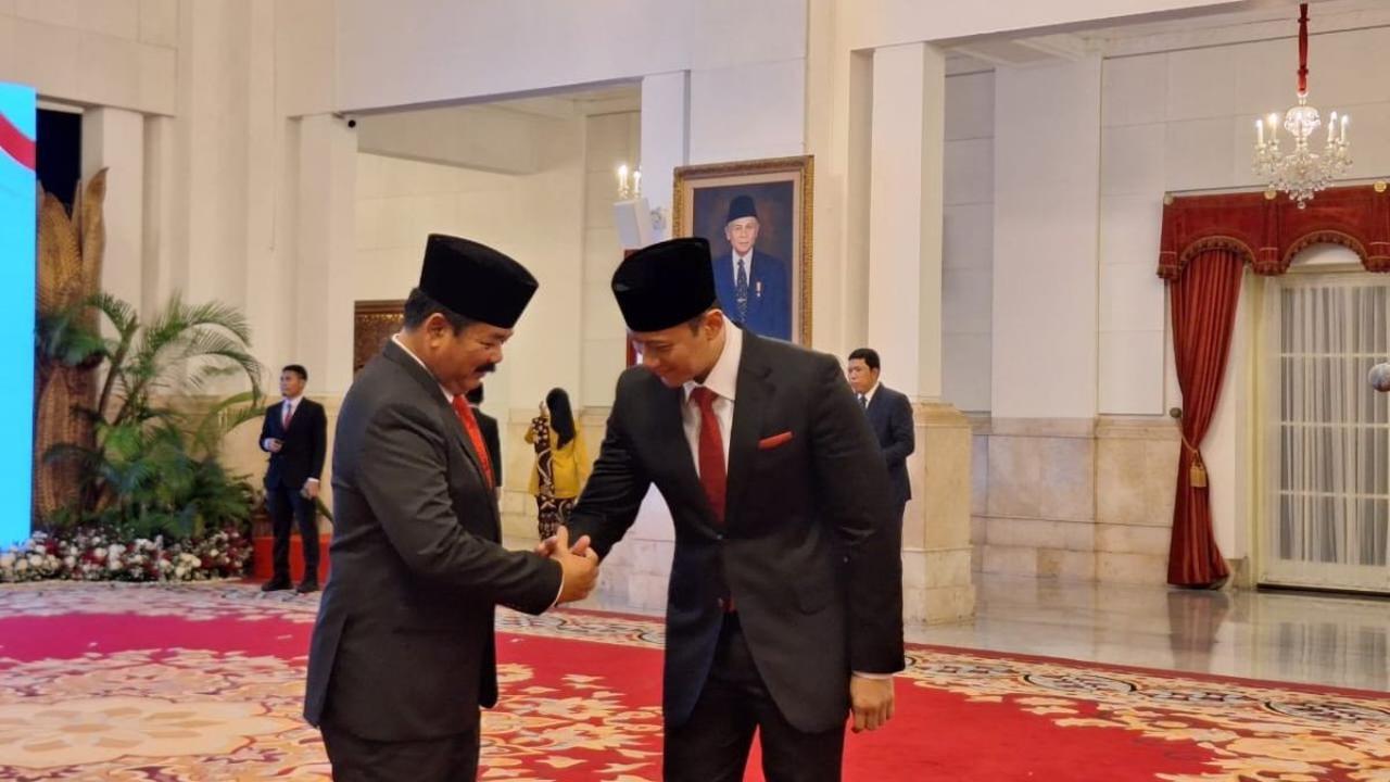 Tiba-tiba Menkominfo Budi Arie menyeletuk kumis Hadi masih hitam.<br>