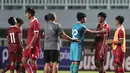 Penjaga gawang Timnas Indonesia U-17, Andrika Fathir Rachman yang dalam pertandingan ini kebobolan lima gol memberikan semangat kepada Arkhan Kaka. (Bola.com/Ikhwan Yanuar)