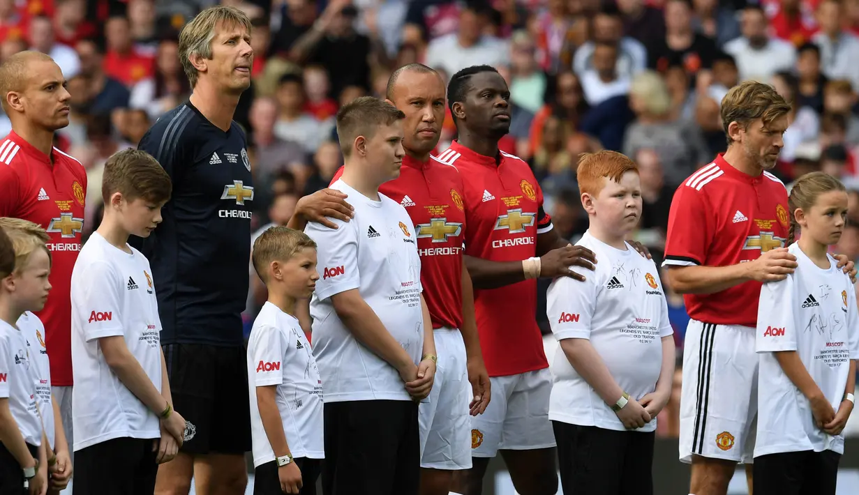 Legenda Manchester United saat bertanding melawan Legenda Barcelona di Stadion Old Trafford, Sabtu (2/9/2017). Pertandingan tersebut merupakan laga amal. (AFP/Paul Ellis)