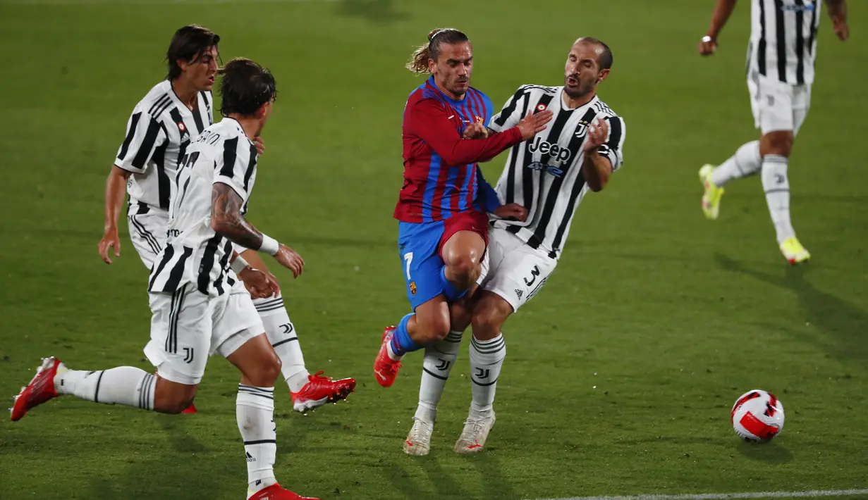 Penyerang Barcelona Antoine Griezmann dan bek Juventus Giorgio Chiellini bertabakan saat pertandingan Joan Gamper Trophy di Estadi Johan Cruyff, Minggu (8/8/2021). Barcelona berhasil menjuarai Trofi Joan Gamper 2021 usai menggilas Juventus dengan skor 3-0. (AP/Joan Monfort)