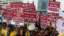 Mahasiswa berorasi saat melakukan longmarch dari Bundaran HI menuju Istana, Jakarta, Senin (21/11). Mereka menyatakan sikap untuk menjaga keutuhan NKRI dan Ideologi Pancasila. (Liputan6.com/Faizal Fanani)
