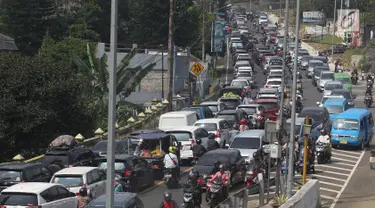 Sejumah kendaraan terjebak kemacetan menuju kawasan Puncak di Tanjakan Selarong, Bogor, Jawa Barat, Kamis (6/6/2019). Memasuki lebaran hari kedua, beberapa titik di kawasan Puncak mengalami kemacetan akibat tingginya tingkat kunjungan wisatawan domestik. (merdeka.com/Arie Basuki)