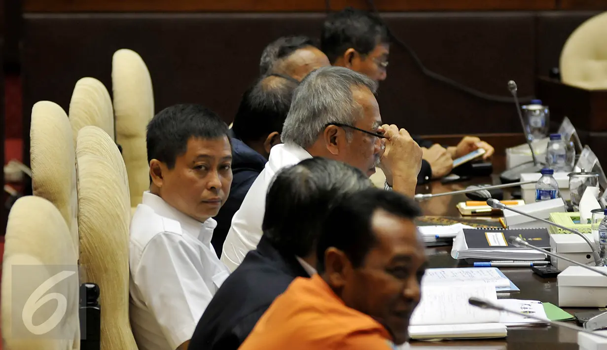 Menhub Ignasius Jonan (tengah) saat berada di Kompleks Parlemen, Senayan, Jakarta, Selasa (29/9/2015). Komisi V membahas anggaran kementerian dan lembaga mitra kerja Komisi V tahun 2016. (Liputan6.com/Johan Tallo)