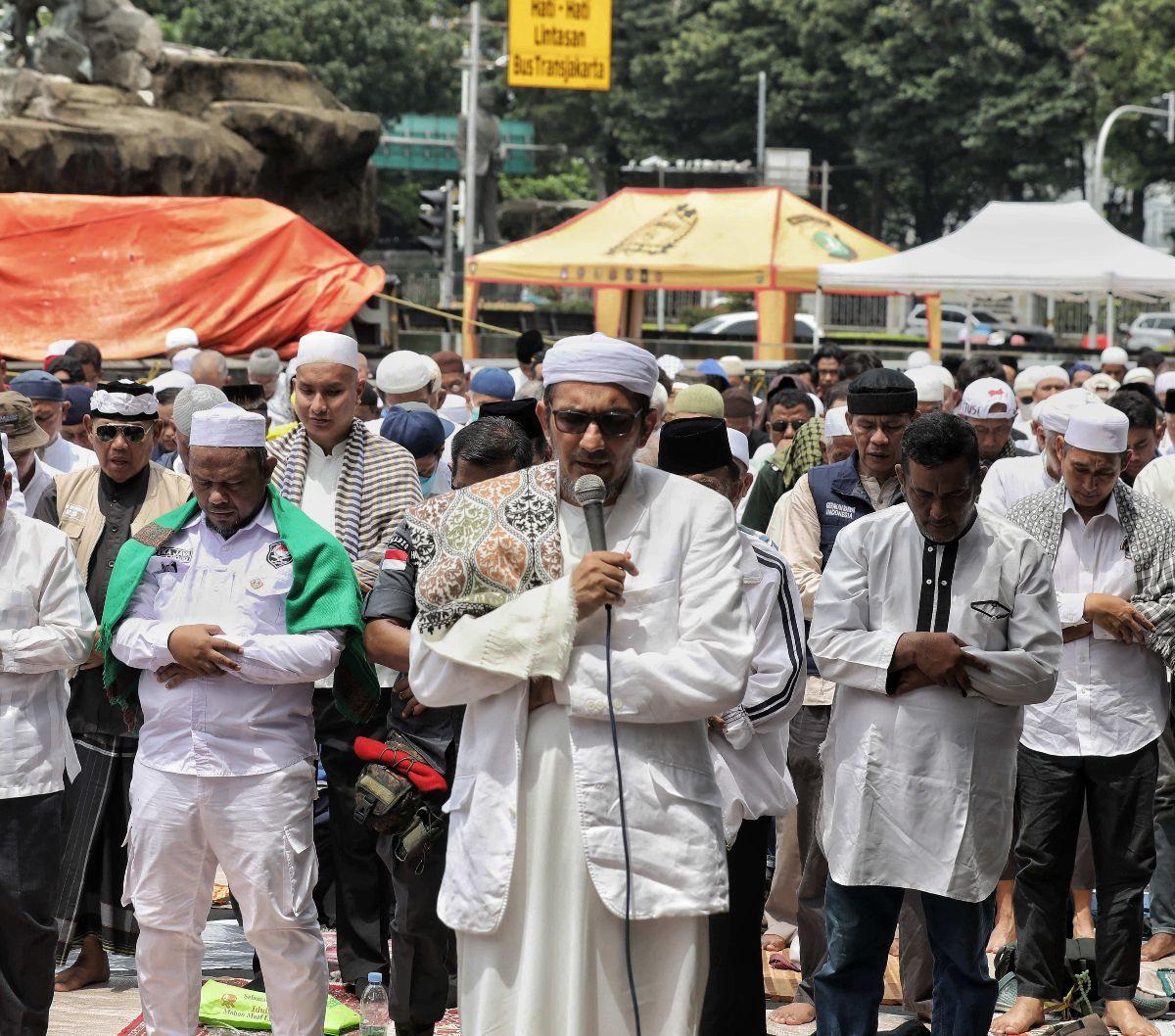 Massa berunjuk rasa dalam demo bertajuk Aksi Bersama Menuntut Mahkamah Konstitusi (MK) Adil dan Benar di kawasan Patung Arjuna Wiwaha atau&nbsp; Patung Kuda, Jakarta, Jumat (19/4/2024).&nbsp;Dalam aksinya, para pengunjuk rasa menuntut MK bersikap adil dan