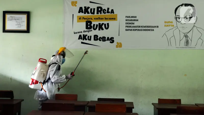 FOTO: Penyemprotan Cairan Disinfektan di SMA 70 Jakarta