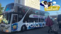 Suporter Timnas Indonesia menggunakan bus dari KBRI Indonesia Thailand tiba di Stadion Rajamangala. (Bola.com/Ario Yosia)