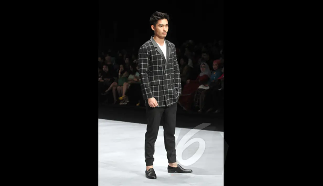 Seorang model tampil dalam pagelaran Indonesia Fashion Week 2015 karya Zalora di JCC Senayan, Jakarta, Kamis (26/2/2015). (Liputan6.com/Panji Diksana)
