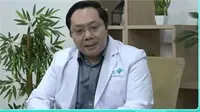 Dokter Ronaldi SpJP Subsp.KI(K) FIHA FAPSC dari RS EMC Pulomas bicara tentang penyakit jantung koroner dalam Healthy Monday.