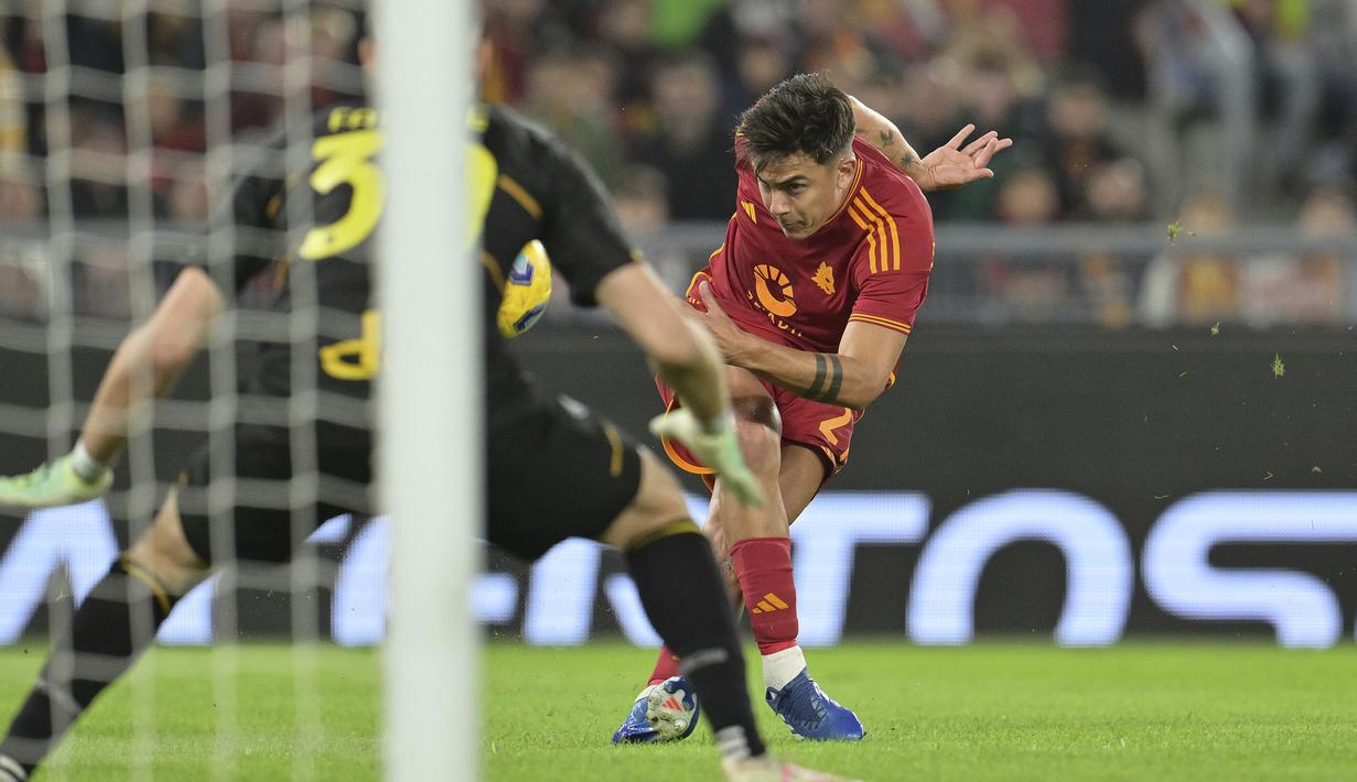 Striker AS Roma, Paulo Dybala melepaskan tendangan di depan gawang Lecce pada laga pekan ke-11 Liga Italia 2023/2024 di Olimpico Stadium, Roma, Senin (6/11/2023) dini hari WIB. (LaPresse via AP Photo/Alfredo Falcone)