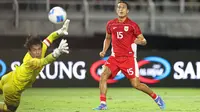 Pemain Timnas Indonesia, Miliano Jonathans (kanan) berusaha mencetak gol ke gawang Chinese Taipei dalam laga FIFA Matchday di Stadion Gelora Bung Tomo (GBT), Surabaya, Jumat (05/09/2025). (Bola.com/Abdul Aziz)