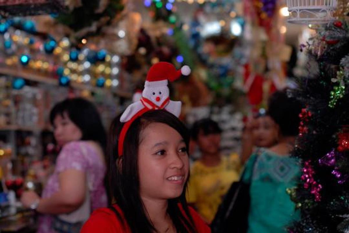 Berbagai pernak-pernik Natal hiasi kawasan Glodok