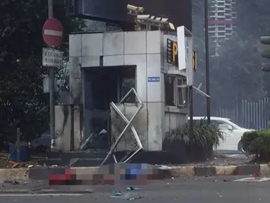 Dua korban terlihat tergeletak di depan pos polisi di depan Mal Sarinah, Jakarta, akibat sebuah ledakan, Kamis (14/1). Sampai berita ini diturunkan belum ada pihak aparat kepolisian yang dikonfirmasi mengenai informasi ini. (twitter.com/SindotrijayaFM)