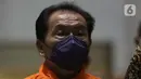 Bupati Banjarnegara 2017-2022, Budhi Sarwono (kanan) usai penetapan tersangka dan penahanan di Gedung KPK Jakarta, Jumat (3/9/2021). Budhi Sarwono diduga meminta fee dari sejumlah perusahaan yang mendapat paket pengerjaan infrastuktur di Kab Banjarnegara. (Liputan6.com/Helmi Fithriansyah)