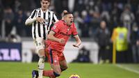 Penyerang Juventus Alvaro Morata berebut bola dengan bek Atalanta Merih Demiral pada laga pekan ke-14 Liga Italia di Allianz stadium, Minggu (28/11/2021) dini hari WIB. Juventus kalah 0-1 di kandang sendiri kala menjamu Atalanta. (Fabio Ferrari/LaPresse via AP)
