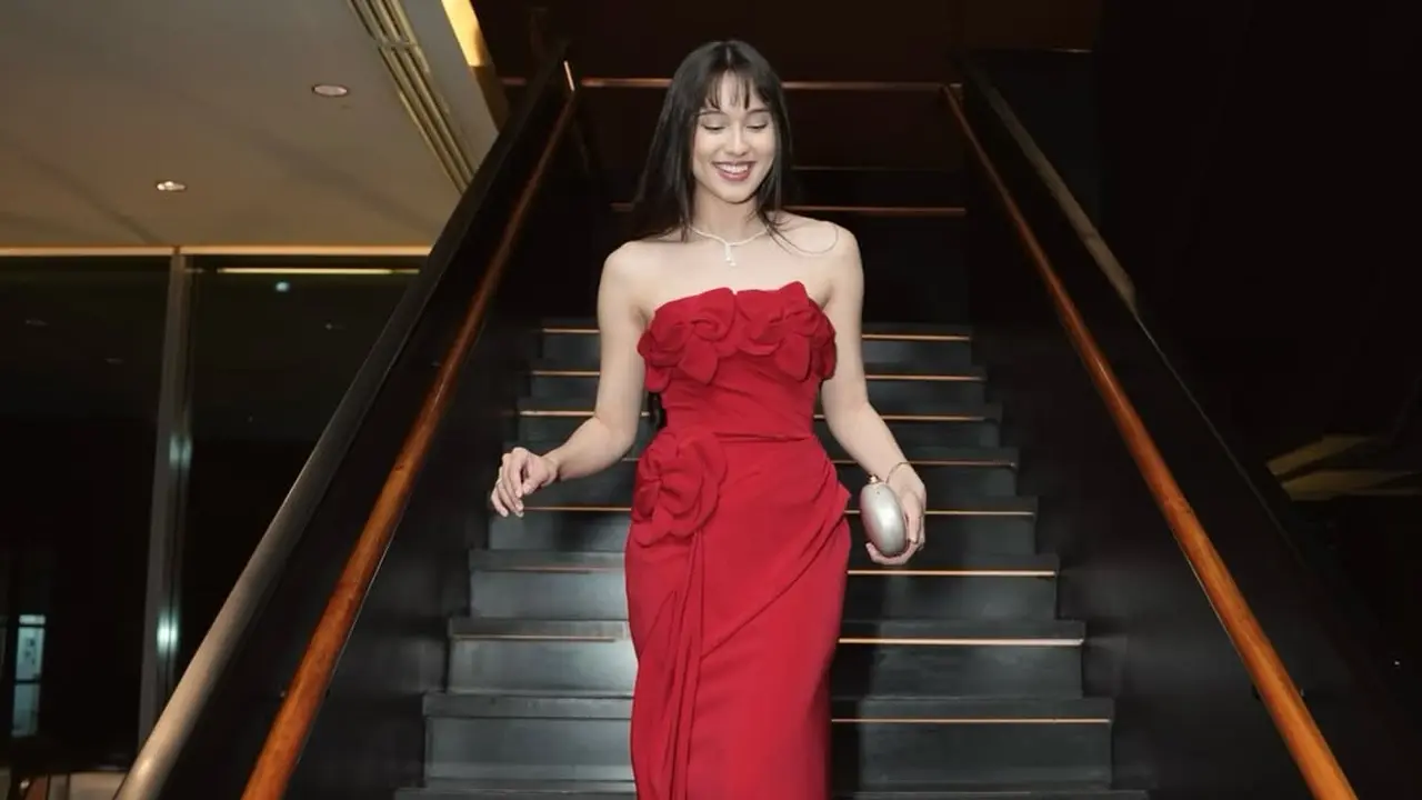 Lady in Red! Yasmin Napper Tampil Memesona dengan Strapless Dress Merah, Bisa Jadi Inspirasi Look Pesta