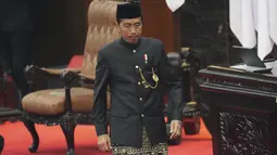 Kali ini, Jokowi tampil lebih simpel dengan baju adat Betawi ujung serong dibanding sederet edisi terdahulu yang memperlihatkan ragam aksesori rumit. (AP Photo/Tatan Syuflana, Pool)