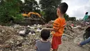 Beberapa anak melihat proses pembongkaran bangunan liar di Jalan Subur Baru, Jakarta, Senin (23/2/2015). Pemprov DKI Jakarta bertujuan melakukan pelebaran jalan dari empat meter menjadi tujuh meter.(Liputan6.com/Faizal Fanani)