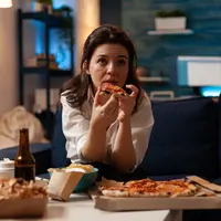 Tips makan malam agar berat badan tidak naik. (foto: DC Studio/freepik)