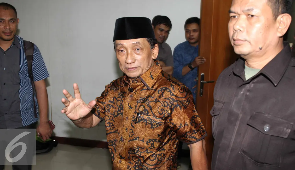 Terdakwa mantan Bupati Bangkalan Fuad, Amin saat tiba di Pengadilan Tipikor untuk menjalani sidang lanjutan, Jakarta, Senin (10/8/2015). Agenda sidang mendengarkan keterangan 16 saksi dari SKPD Bangkalan dan pihak bank. (Liputan6.com/Helmi Afandi)
