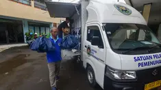 Petugas Satuan Pelayanan Pemenuhan Gizi (SPPG) saat mendistribusikan makanan program Makan Bergizi Gratis (MBG) Ramadan di SDI Al Hidayah, Cinere, Depok, Selasa (24/2/2026). Program Makan Bergizi Gratis (MBG) tetap berjalan selama bulan Ramadan 2026 (1447 H). (merdeka.com/Arie Basuki)