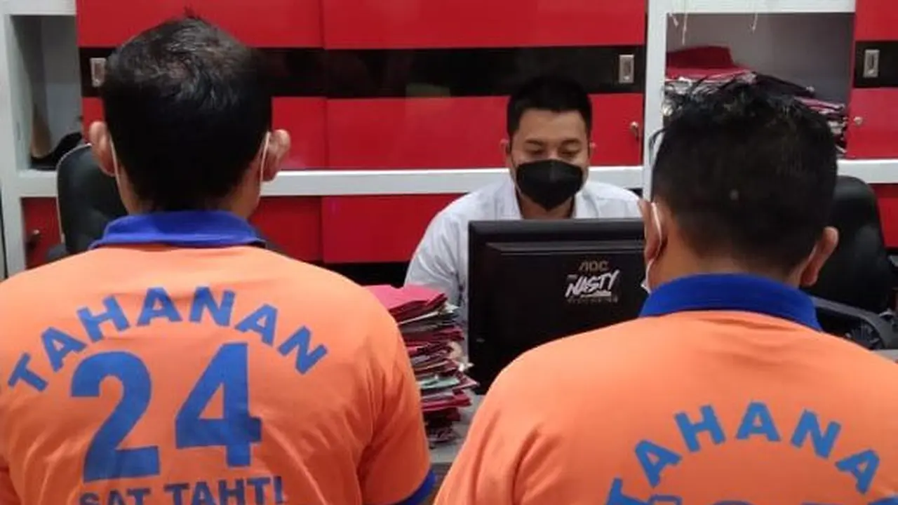 Dua tersangka depkolektor pelaku perampasan mobil nasabah di intrograsi di Mapolres Jember (Istimewa)
