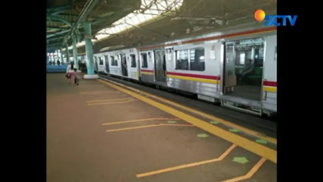 Ada yang berbeda di peron penumpang KRL di Stasiun Juanda, Jakarta. 