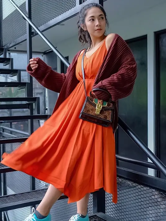 Gaya Kasual Dinda Kirana yang satu ini memadupadankan dress panjang dengan jaket sweater. Apalagi ditambah dengan sneaker berwarna biru yang ia kenakan, penampilannya terlihat makin menawan. Dinda juga terlihat menguncir rambutnya dengan rapi. (Liputan6.com/IG/@dindakirana.s)