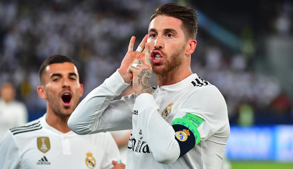 Kapten Real Madrid, Sergio Ramos, merayakan gol yang dicetaknya ke gawang Al-Ain pada laga final Piala Dunia Antarklub di Stadion Zayed Sports City, Abu Dhabi, Sabtu (22/12). Al-Ain kalah 1-4 dari Madrid. (AFP/Giuseppe Cacace)