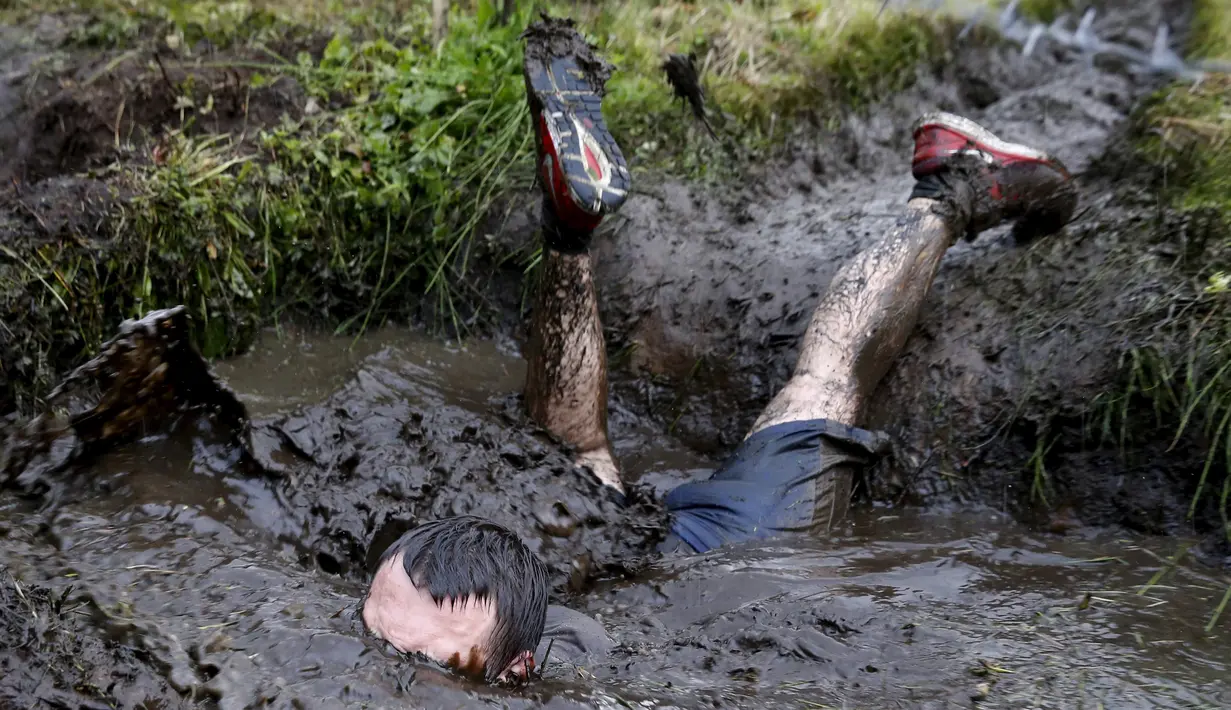 Seorang pria ikut kompetisi lari ekstrim di Zhodino, Minsk timur, Belarus, 26 September 2015. (REUTERS/Vasily Fedosenko)