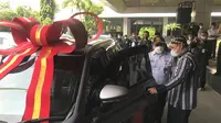 Wakil Gubernur Jateng Taj Yasin Maimoen, saat melihat mobil yang di berikan oleh PT KAI Daop 4 Semarang, (Foto : titoisnau)