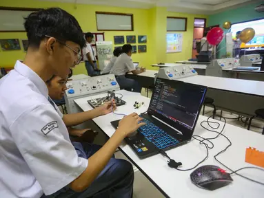 Siswa Sekolah Menengah Atas (SMA) Cahaya Rancamaya Islamic Boarding School, Kota Bogor, antusias mengikuti kegiatan belajar di ruang kelas, Kamis (9/10/2025). (merdeka.com/Arie Basuki)