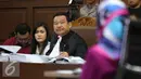Jessica Kumala Wongso dan penasehat hukumnya mendengarkan keterangan saksi Ahli Psikologi UI, Dewi Taviana saat sidang ke-22, kasus kematian Mirna Wayan Salihin di Pengadilan Negeri Jakarta Pusat, Jakarta, Senin (19/9). (Liputan6.com/Helmi Afandi)