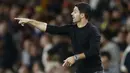 Manajer Arsenal ,Mikel Arteta memberikan instruksi kepada pemainnya saat bertanding melawan Aston Villa selama pertandingan lanjutan Liga Inggris di Stadion Emirates di London, Kamis (1/9/2022). Arsenal menag tipis atas Aston Villa 2-1. (AP Photo/David Cliff)