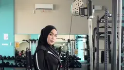 Tak heran jika hobi baru Ririe Fairus ini pernah sukses membuat berat badannya semakin ideal. Wanita yang berprofesi sebagai influencer dan selebgram ini sempat mengunggah potret lawas saat punya berat badan yang berlebih. (Liputan6.com/IG/@ririe_fairus).