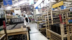 Aktifitas pekerja di pabrik PT. Inti Ganda Perdana di Kelapa Gading, Jakarta, Rabu (30/7/2019). Pabrik dibawah Grup Astra tersebut terus meningkatkan kualitas perusahaan dengan pembenahan dalam hal Quality, Cost, Delivery dan Development untuk meraih standar mutu Internasional. (Liputan6.com/HO/Eko)