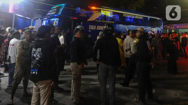 Rombongan siswa korban selamat kecelakaan bus pariwisata SMK Lingga Kencana di Subang Jawa Barat, tiba sekitar pukul 5 pagi. (merdeka.com/Arie Basuki)
