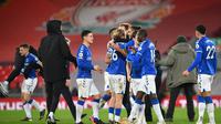 Para pemain Everton saat merayakan kemenangan atas Liverpool di Anfield pada laga pekan ke-25 Premier League, Minggu (21/2/2021) dini hari WIB. Everton menang 2-0 atas Liverpool dalam laga derbi Merseyside itu. (PAUL ELLIS / POOL / AFP)