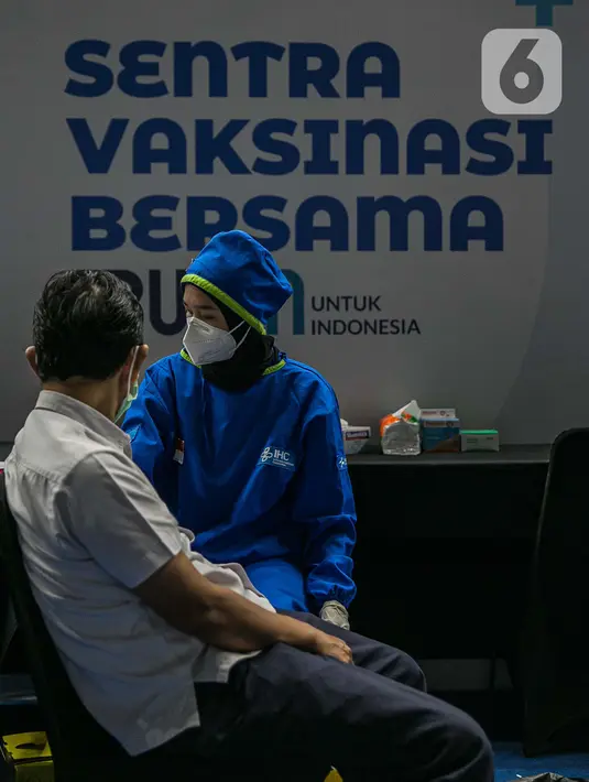 Petugas menyuntik vaksin Covid-19 kepada lansia saat kegiatan Sentra Vaksinasi Bersama COVID-19, Jakarta, Senin (15/3/2021). Sentra Vaksinasi Bersama COVID-19 bagi lansia untuk mendorong percepatan program vaksinasi nasional demi mencapai target satu juta vaksin per bulan. (Liputan6.com/Faizal Fanan