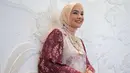 Jangan ragu memasangkan dress bermotif dengan hijab bermotif pula. Pilihlah warna yang lebih soft. [Foto: IG/riamiranda].