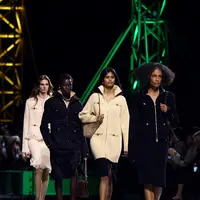 Dipresentasikan di Grand Palais, Paris, koleksi terbaru ini menjadi eksplorasi kreatif dari direktur kreatif Matthieu Blazy yang kembali berdialog dengan warisan Gabrielle “Coco” Chanel. [Dok/Chanel].