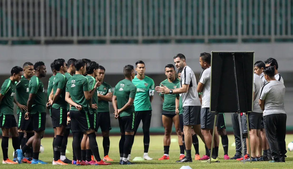 Pelatih Timnas Indonesia, Simon McMenemy, memberikan arahan kepada anak asuhnya saat sesi latihan di Stadion Pakansari, Bogor, Kamis (22/8). Latihan tersebut untuk persiapan jelang laga kualifikasi Piala Dunia 2022. (Bola.com/M Iqbal Ichsan)