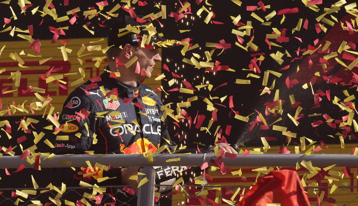 Hingga seri ke-16 dari total 22 seri di musim balap 2022, Max Verstappen masih memuncaki klasemen pembalap dengan raihan 335 poin. Ia unggul 116 poin dari pesaing terdekatnya Charles Leclerc di posisi runner-up yang baru mengoleksi 219 poin. (AP/Antonio Calanni)