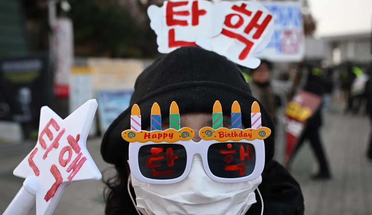 Pelarangan tersebut imbas dari upaya Presiden Yoon Suk Yeol untuk memberlakukan darurat militer, pada Selasa (3/12/2024) malam pekan lalu. (Jung Yeon-je/AFP)