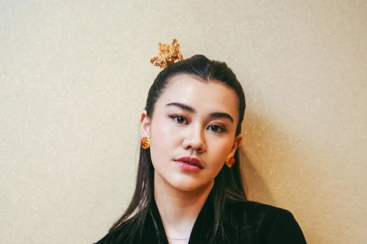 Aaliyah Massaid hadir di acara ulang tahun brand kecantikan, dia tampil anggun dalam balutan kebaya hitam