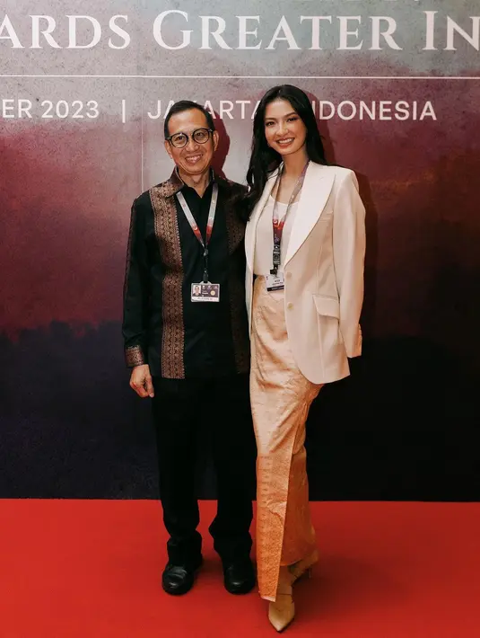 Raline Shah terpilih menjadi pembicara di KTT ASEAN 2023. Raline tampil anggun memadukan atasan putih ditumpuk dengan blazer yang juga berwarna putih, dengan kain wastra keemasan sebagai rok. [Foto: Instagram/ralineshah]