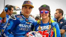 Pebalap MotoGP dari tim Suzuki, Maverick Vinales (kiri), berpose dengan sang kekasih, Kiara Fontanesi. (Bola.com/Insella.it)