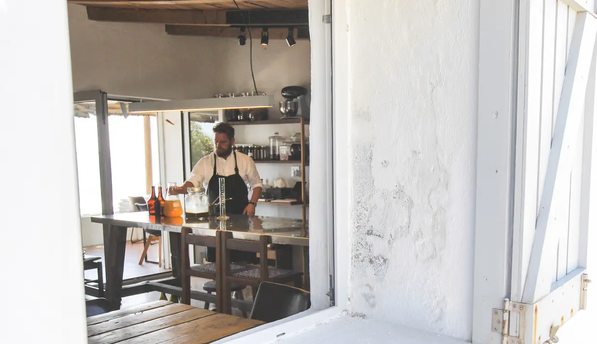 Chef Kobus van der Merwe menyiapkan hidangan makan siang di restoran Wolfgat di Paternoster, Afrika Selatan, 24 Februari 2019. Restoran kecil di pesisir Afrika Selatan ini hanya memiliki 20 kursi di sebuah desa nelayan yang terisolasi. (Halden Krog/AFP)