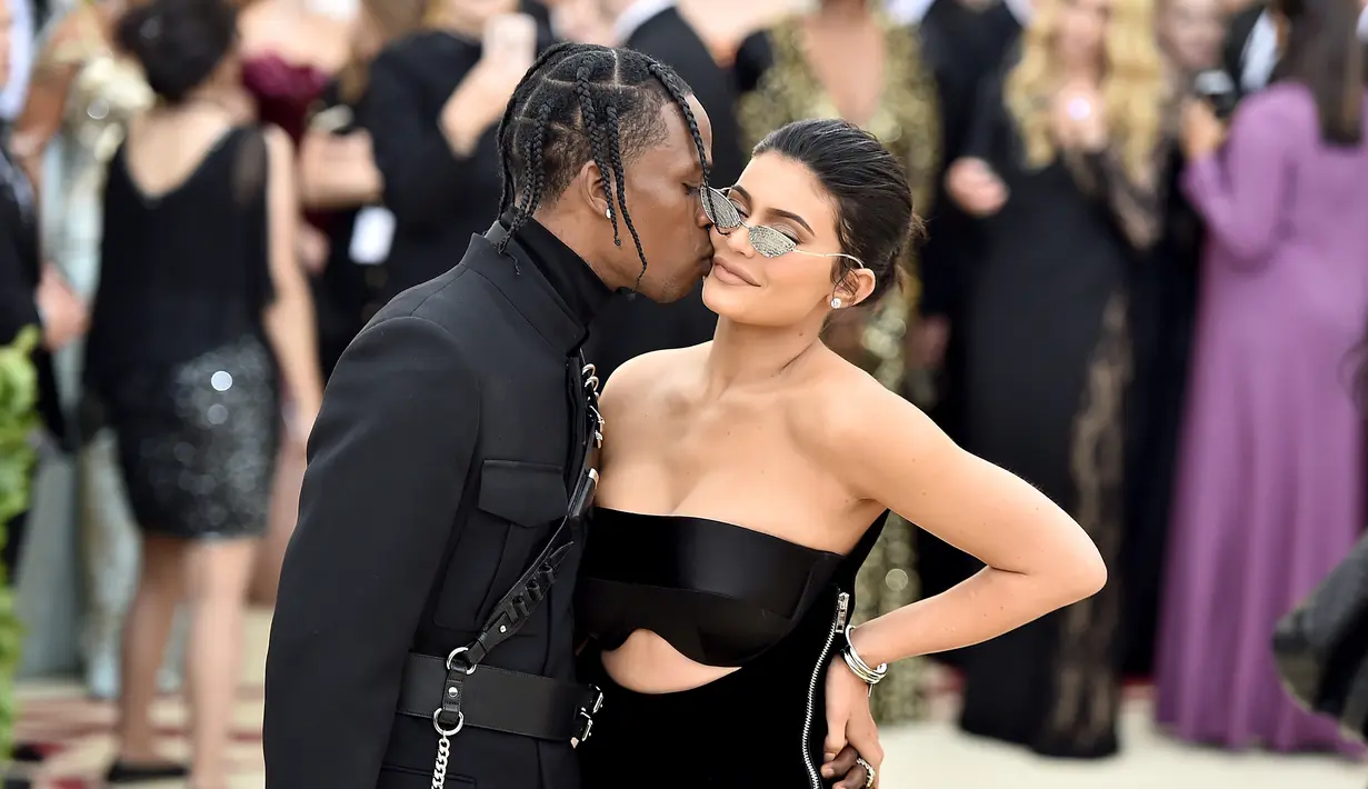 Tak seperti para saudarinya, Kylie Jenner memilih untuk tetap membuat hubungannya dan Travis Scott tak terlihat di mata publik. (THEO WARGO  GETTY IMAGES NORTH AMERICA  AFP)