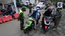Petugas memeriksa surat tugas pemilik kendaraan bermotor pada Pos Penyekatan Lebaran 2021 di Ciloto, Cianjur, Jawa Barat (9/5/2021). Pos penyekatan ini ditujukan kepada kendaraan pemudik yang selanjutnya akan memutar balik para pemudik dalam upaya pengendalian COVID-19. (merdeka.com/Arie Basuki)